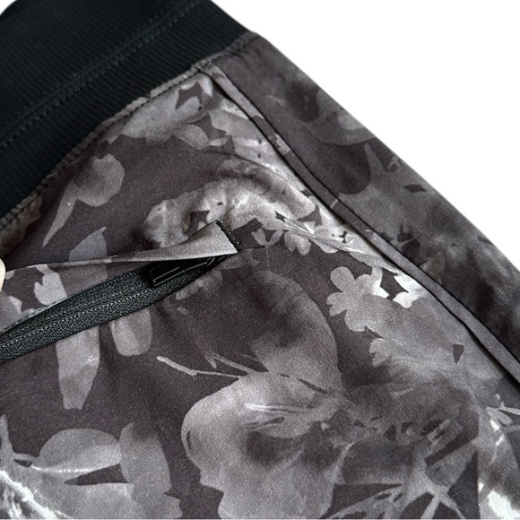 Athleta Activewear Shorts Size 16 NWT Black Floral Brooklyn Slim Semi Fitted - Picture 4 of 10